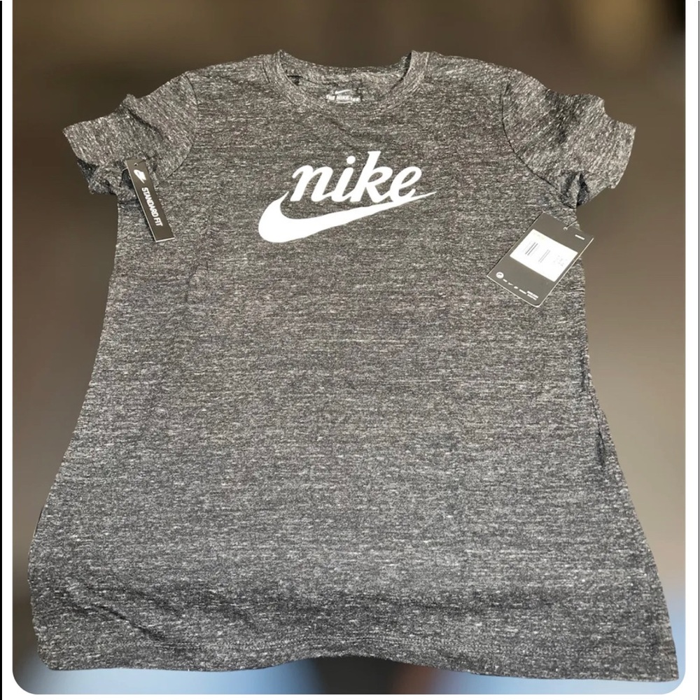 Womans Nike shirt standard fit Small